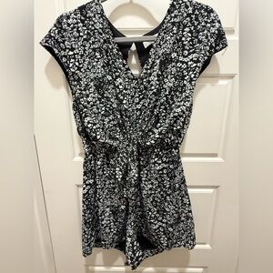 She + Sky. Open-back, Tie-front Romper. Size Medium.
